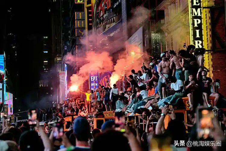 纽约足球双响炮:世界杯热潮未退,数万人模拟夺冠游行引爆足球之城